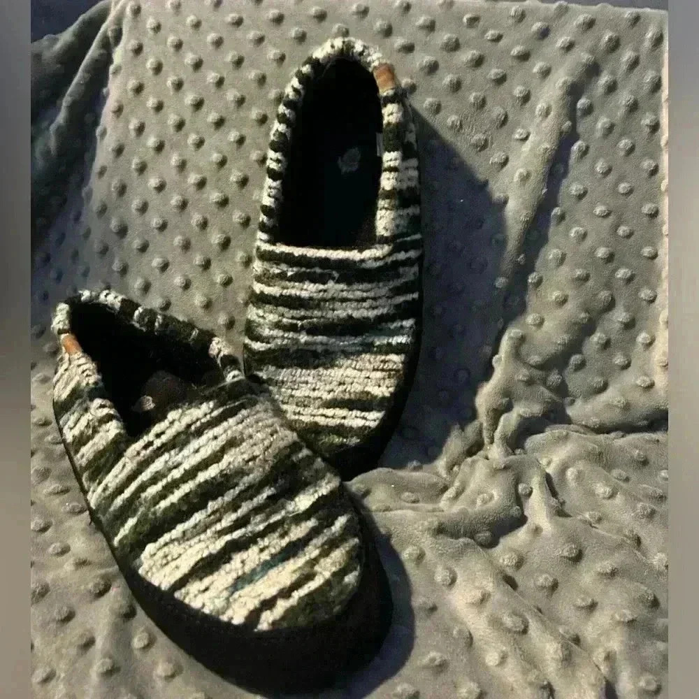 Acorn black and Gray yarn and Suede Slippers,‎ Size 8-9